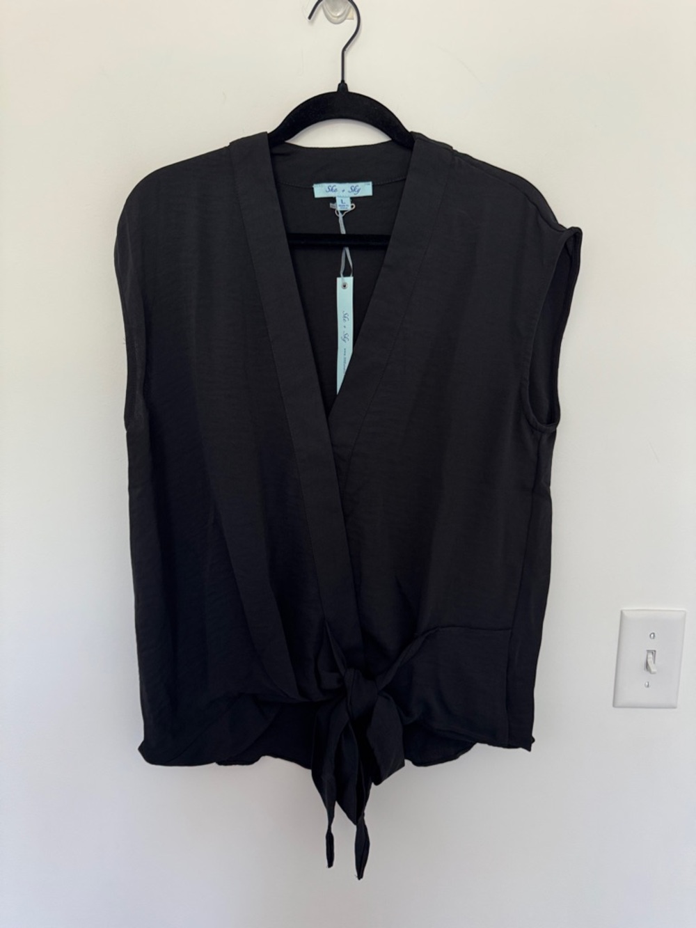 She + Sky NWT Black Sleeveless V-Neck Tie-Front Blouse - Size L